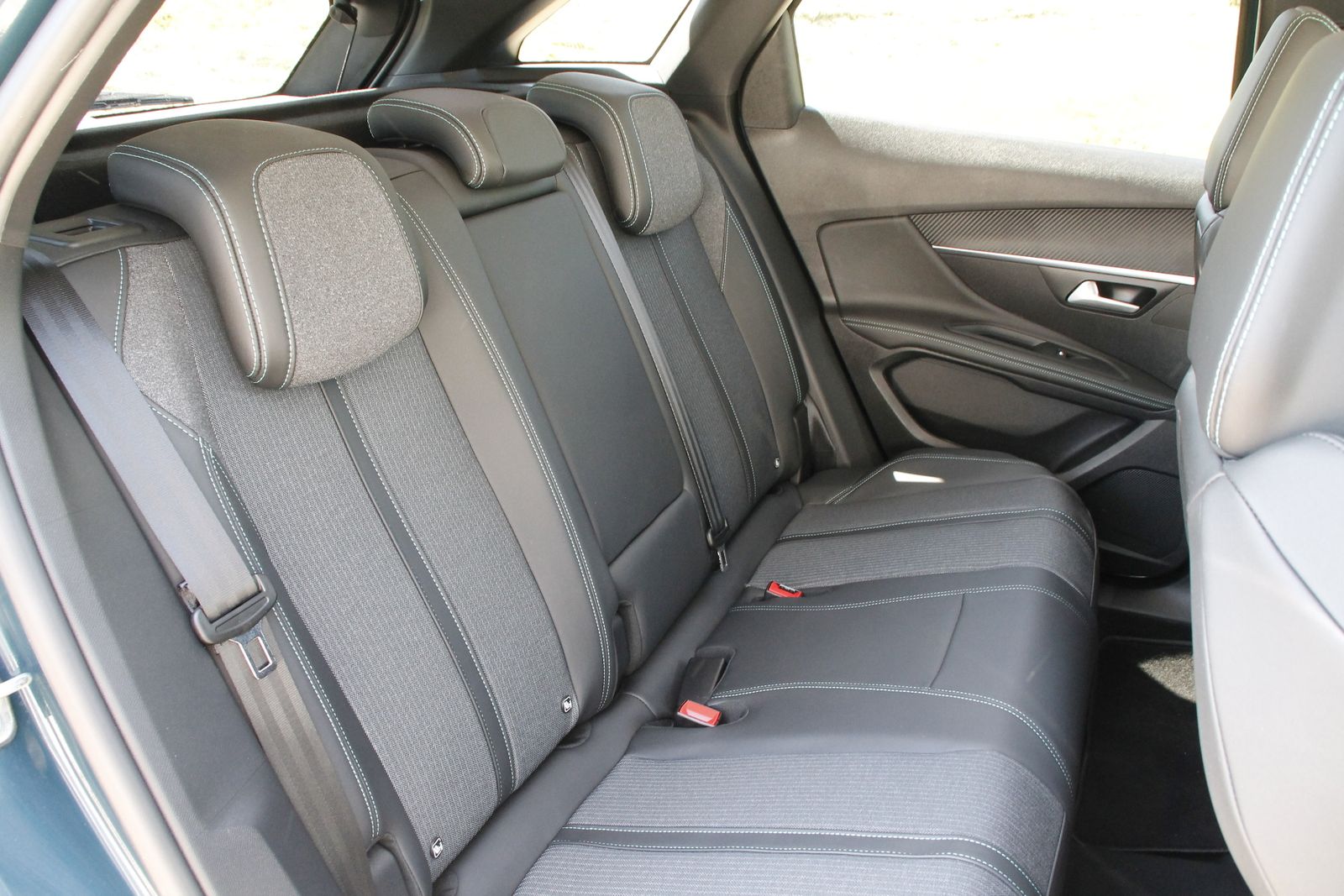 Fahrzeugabbildung Peugeot 3008 HYBRID Allure (MJ F0)