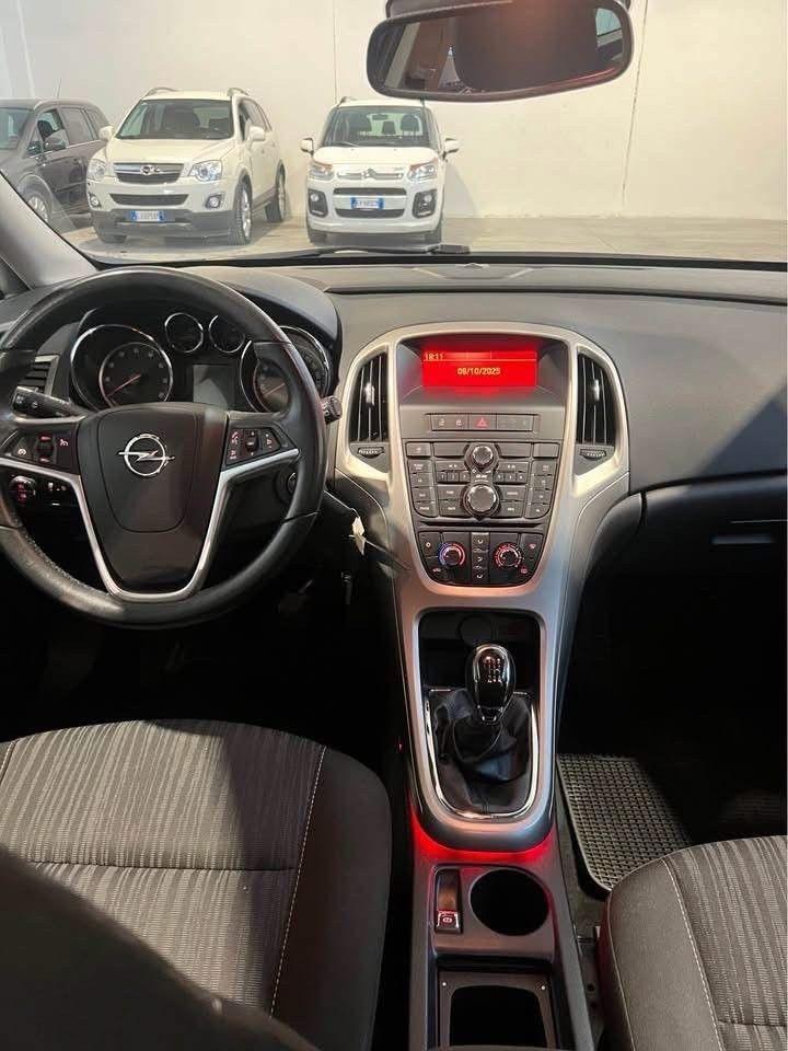 Opel Astra 2011 — photo 6