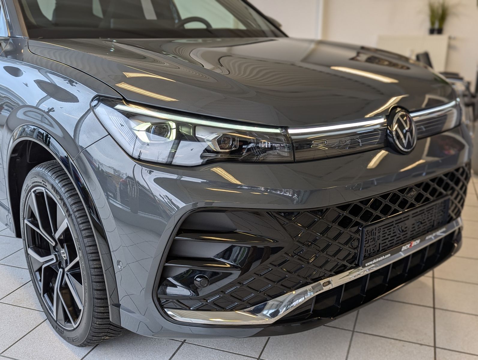 Fahrzeugabbildung Volkswagen Tiguan 2.0TDI R-Line 4M Pano H/K AHK Matrix 20"