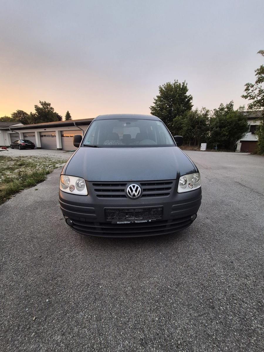 Volkswagen Caddy 2010 — rear view