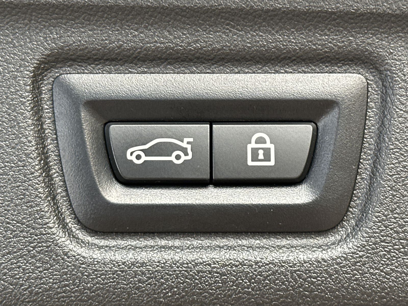 Fahrzeugabbildung BMW 320d Touring M-Sport NAV+LASER+HEAD-UP+KAMERA+PP