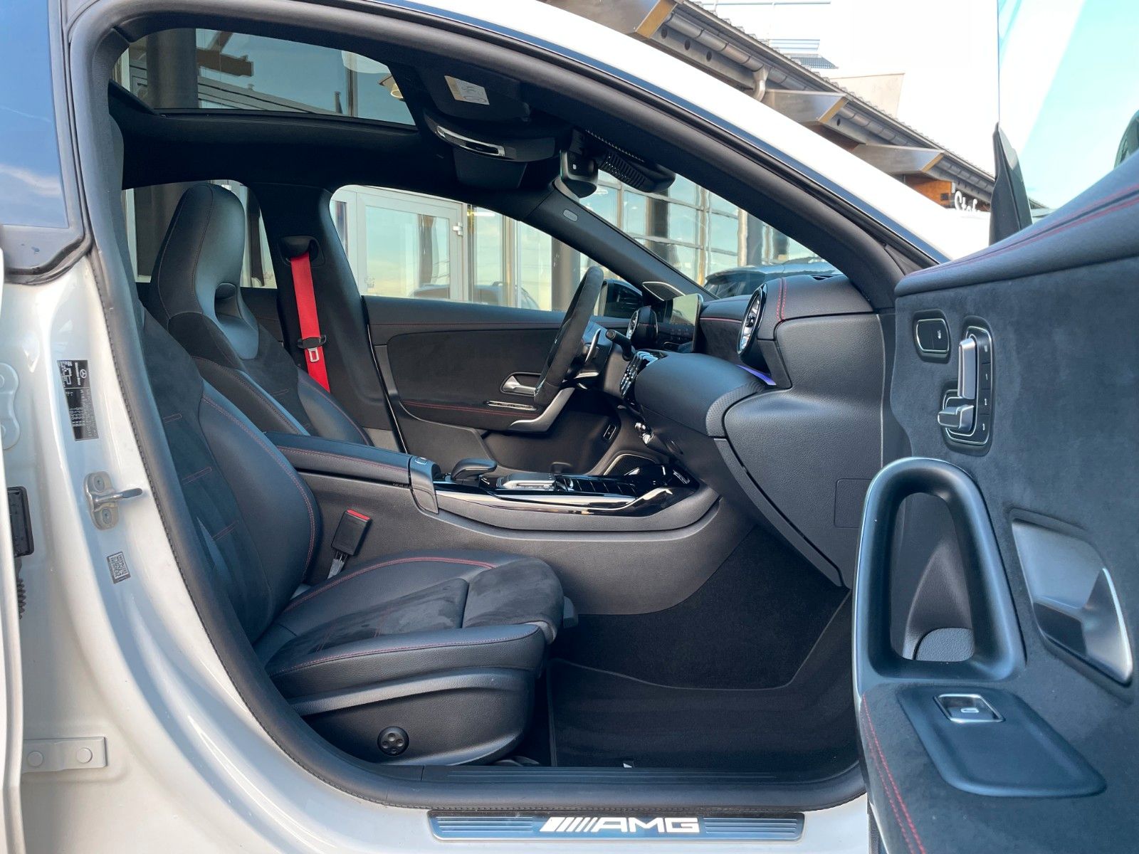 Fahrzeugabbildung Mercedes-Benz CLA 45 S AMG+Aero+Pano+HUD+Burm+Memory+MultiB