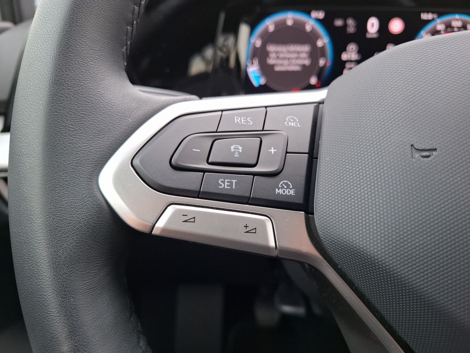 Fahrzeugabbildung Volkswagen Golf VIII TSI Life LED CarPlay AID ACC Park-Assi