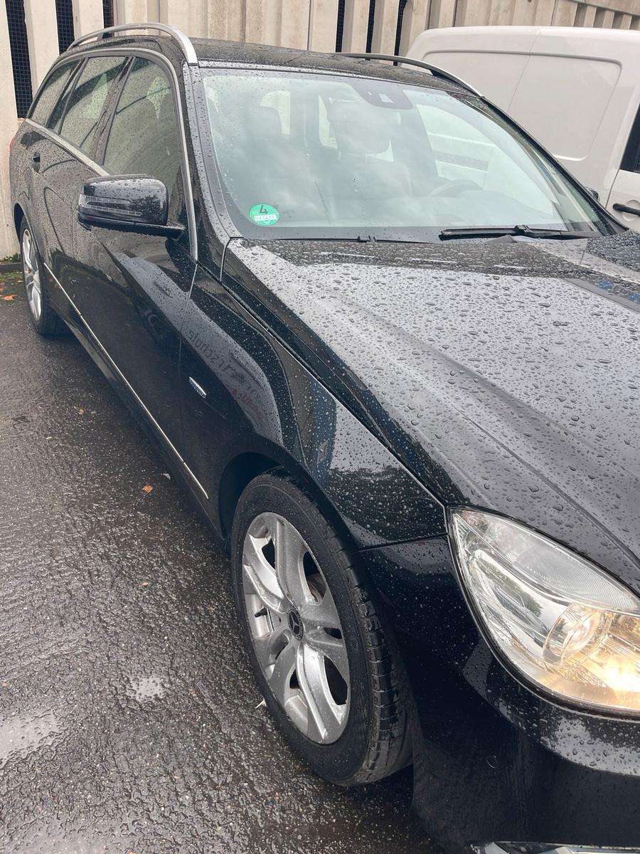 Mercedes-Benz E200 2010 — вигляд ззаду
