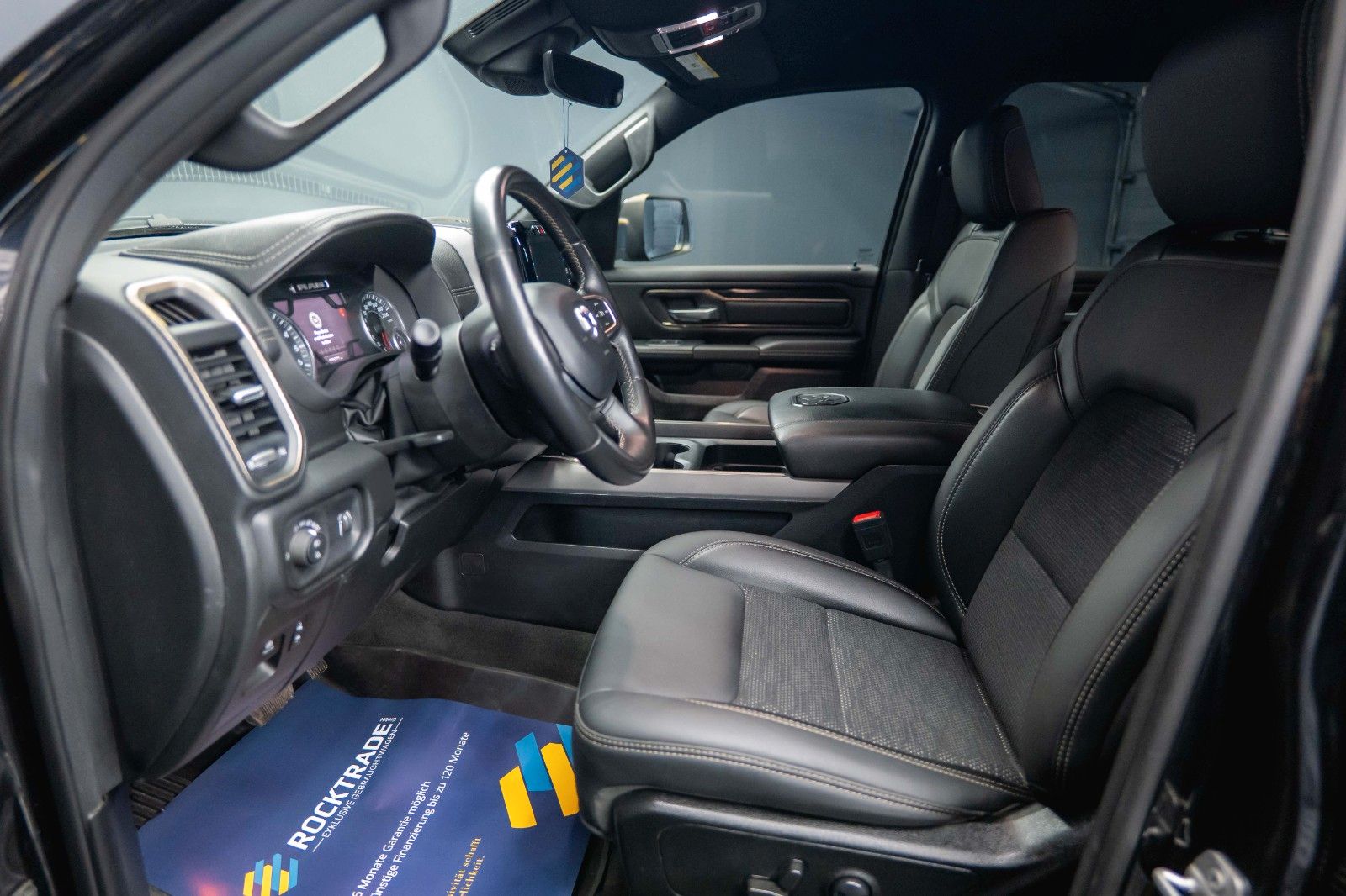 Fahrzeugabbildung Dodge RAM 5.7 V8 HEMI 4x4 OFFROAD Night-Paket *LED*19%