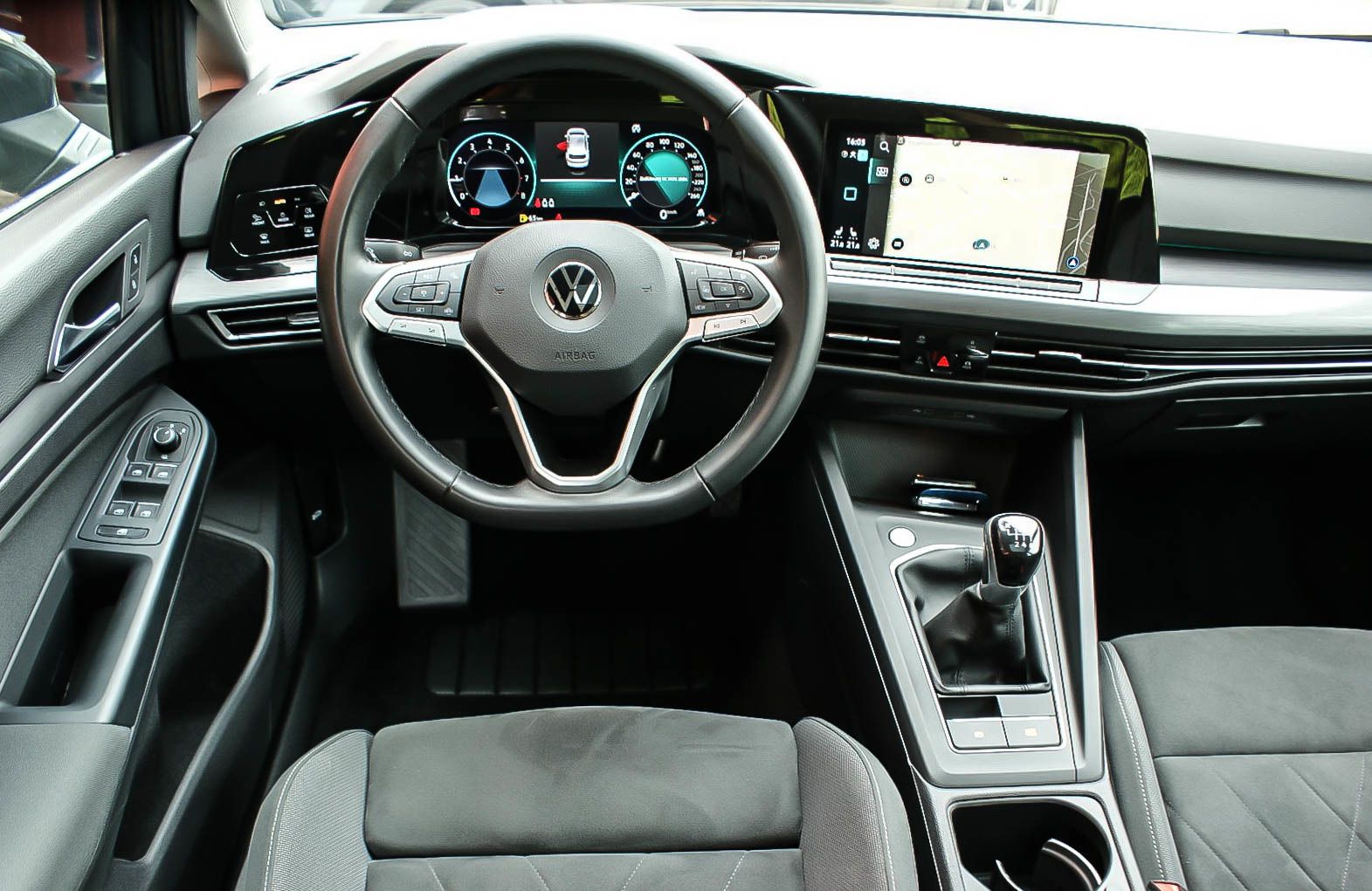 Fahrzeugabbildung Volkswagen Golf VIII 1.5 TSI ''1st EDITION'' PANORAMA VIRTU
