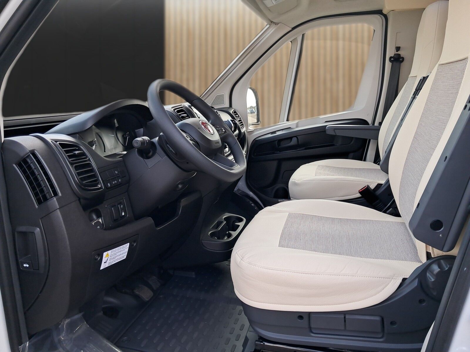 Fahrzeugabbildung Eura Mobil Profila RS PRS 695 EB Automatik + Mondial Paket