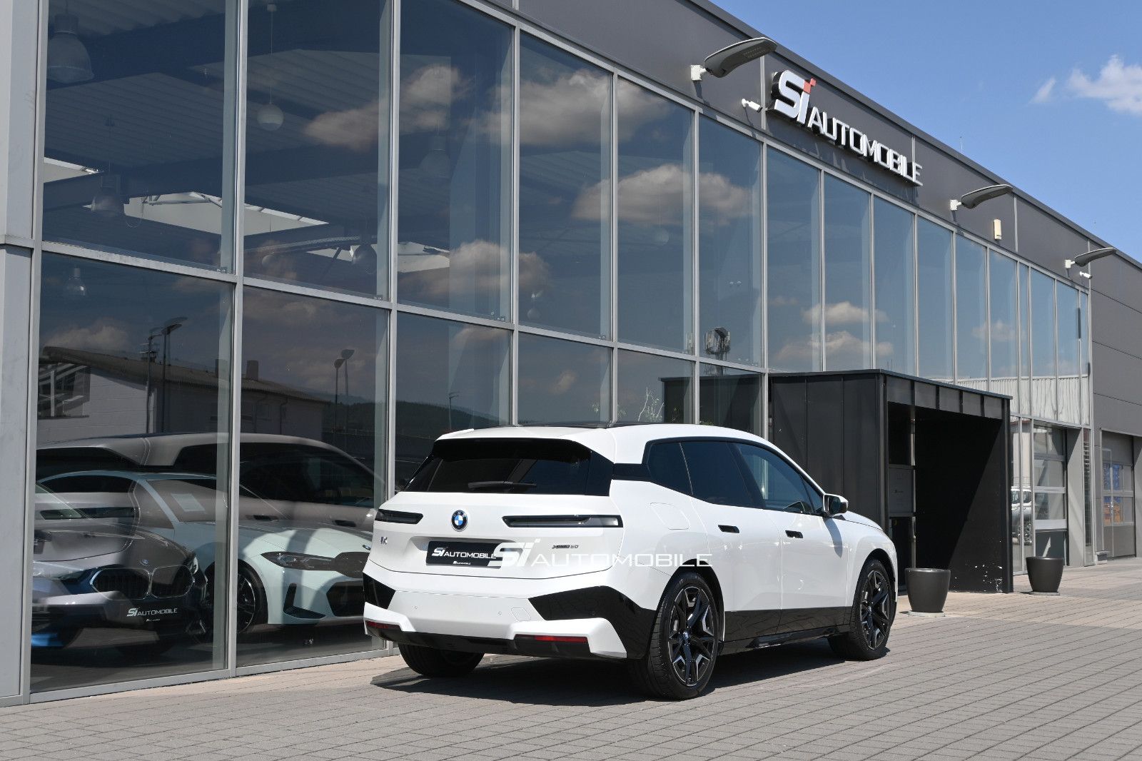 Fahrzeugabbildung BMW iX xDrive50 °AHK°AMIDO°LUFTFEDERUNG°PARKING PROF
