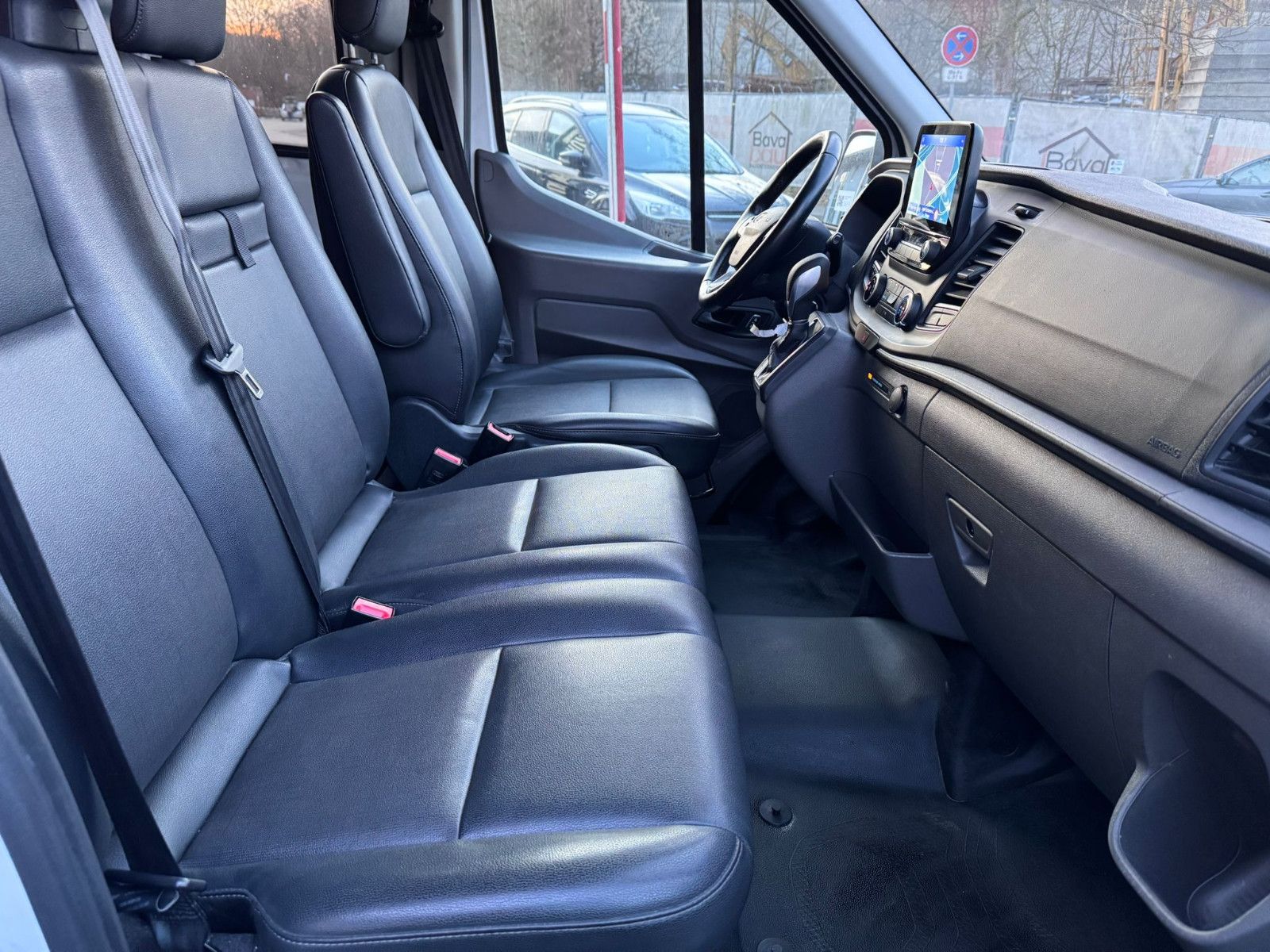 Fahrzeugabbildung Ford TRANSIT 330 L2H2*9-SITZE*LEDER*2xKLIMA*NAVI