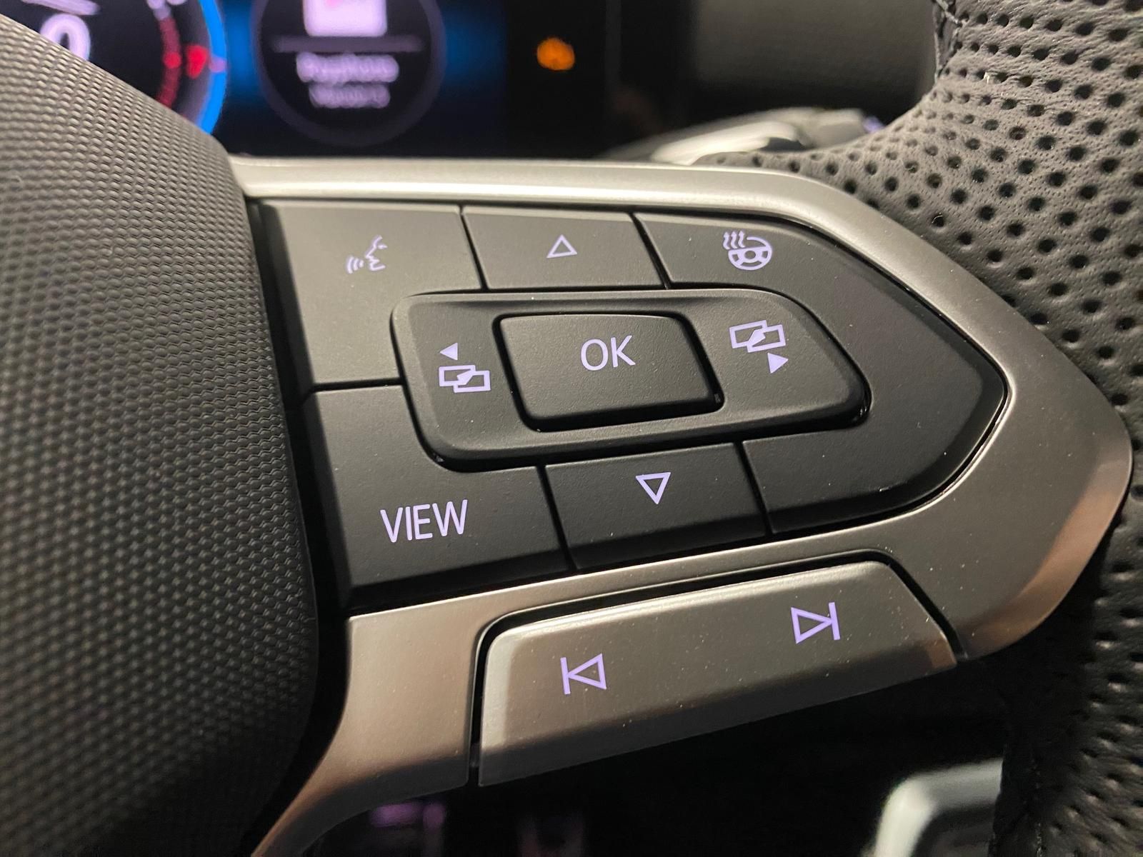 Fahrzeugabbildung Volkswagen T-Roc 1.5 eTSI R-Line NEUES MODELL AHK+ACC+KAMER