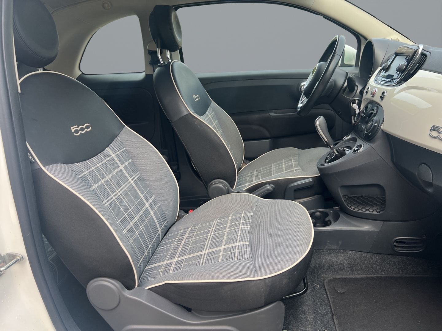 Fahrzeugabbildung Fiat 500 Lounge 1.2 8V Faltdach Musikstreaming SD Tel