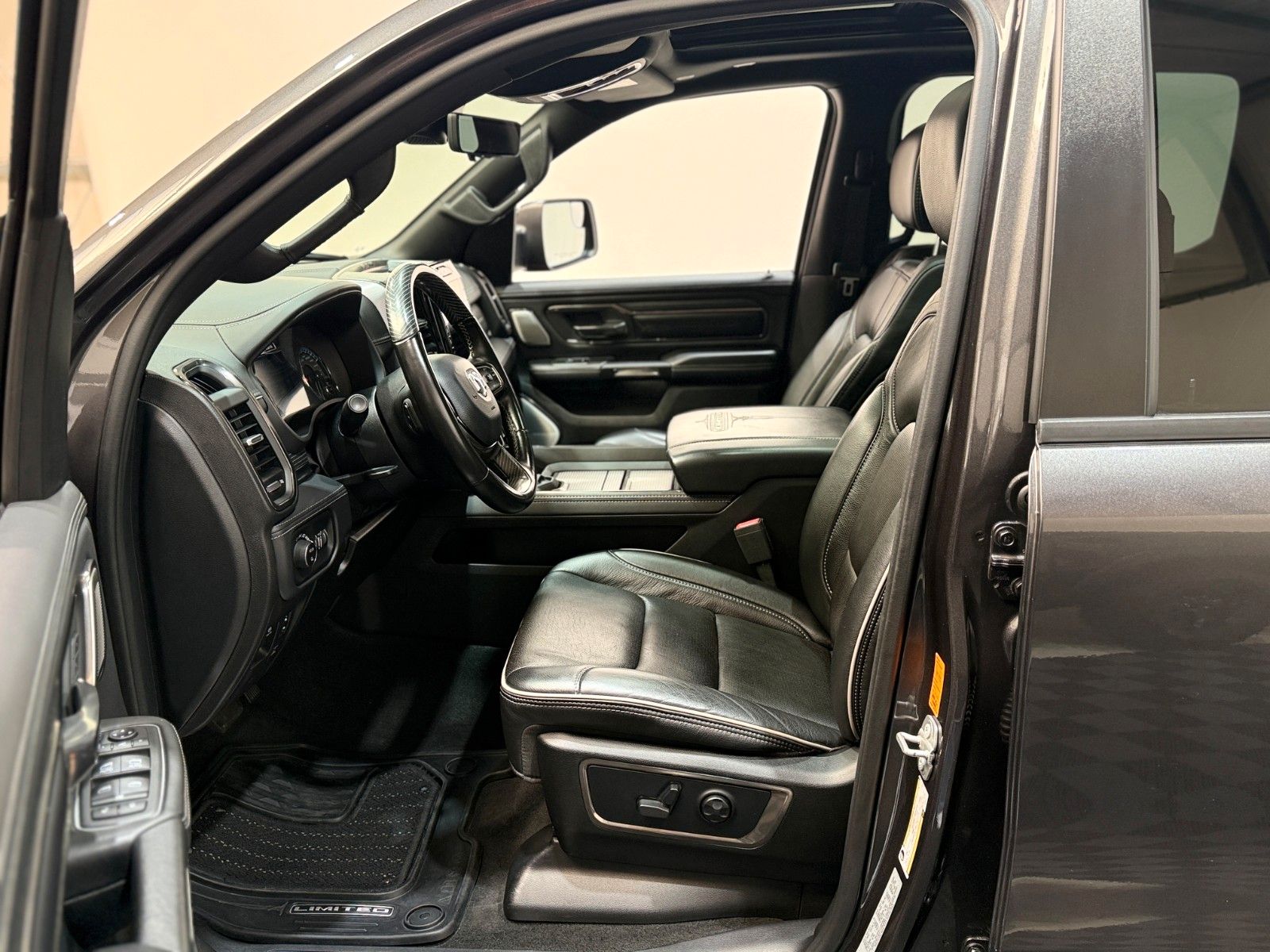 Fahrzeugabbildung Dodge RAM 1500 LIMITED NIGHT CREW CAB 4x4 RAMBOX