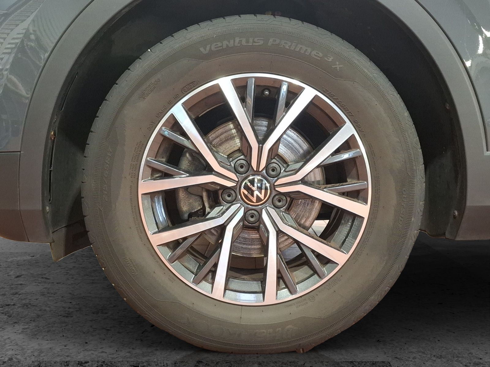 Fahrzeugabbildung Volkswagen Tiguan TSI Life LED Navi AID ACC PDC SHZ