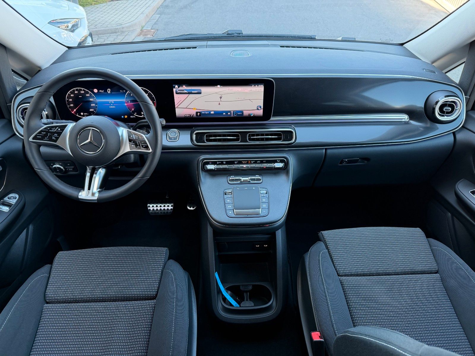 Fahrzeugabbildung Mercedes-Benz V 220 d STYLE AHK2,5to MULTIBEAM 360 DISTRONIC