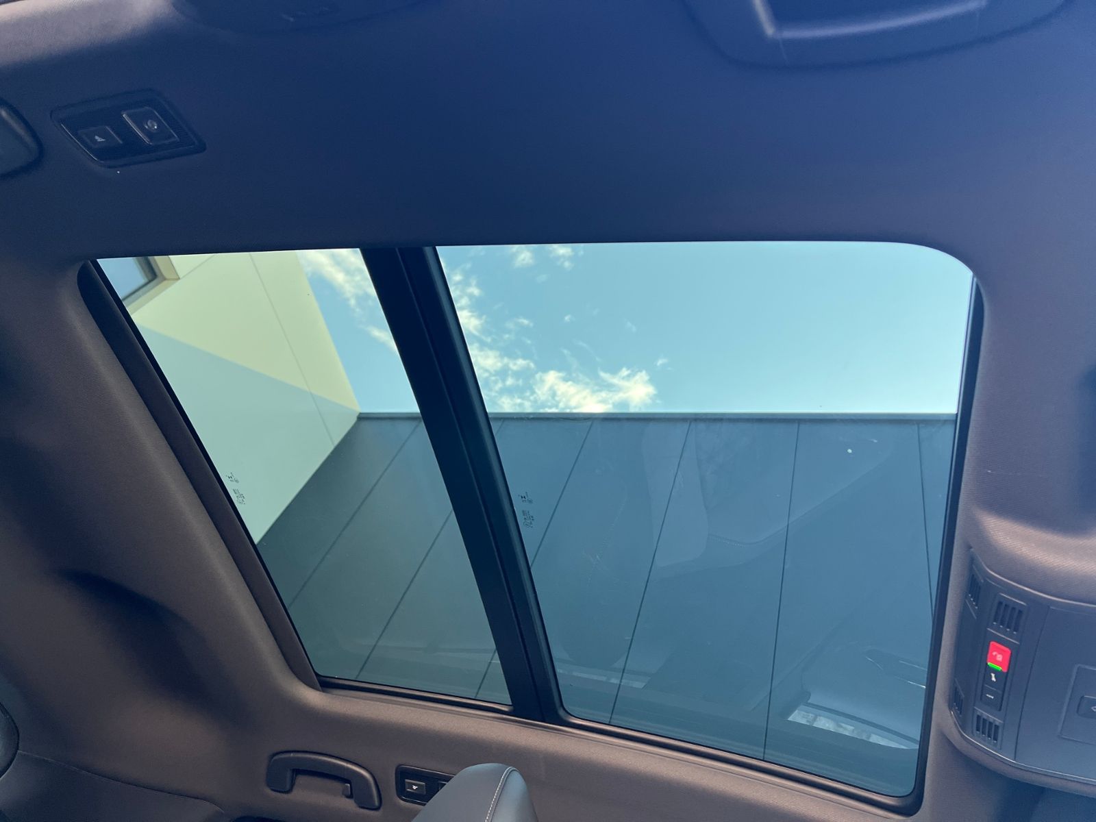 Fahrzeugabbildung Volkswagen T-Roc R-Line 1.5 TSI DSG *AHK, Pano, Black Style