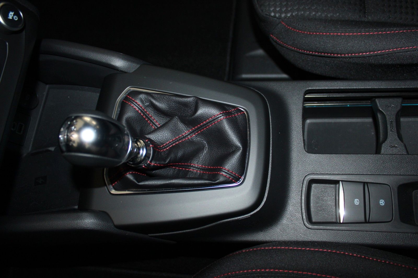 Fahrzeugabbildung Ford Focus MHEV ST-Line FahrerAssistenz + WinterPaket