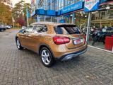 Mercedes-Benz GLA 200 Kamera Klima Navi Memory SHZ Allwetter - mit Benzin-Antrieb: Beige, Geländewagen, mit Klimaanlage