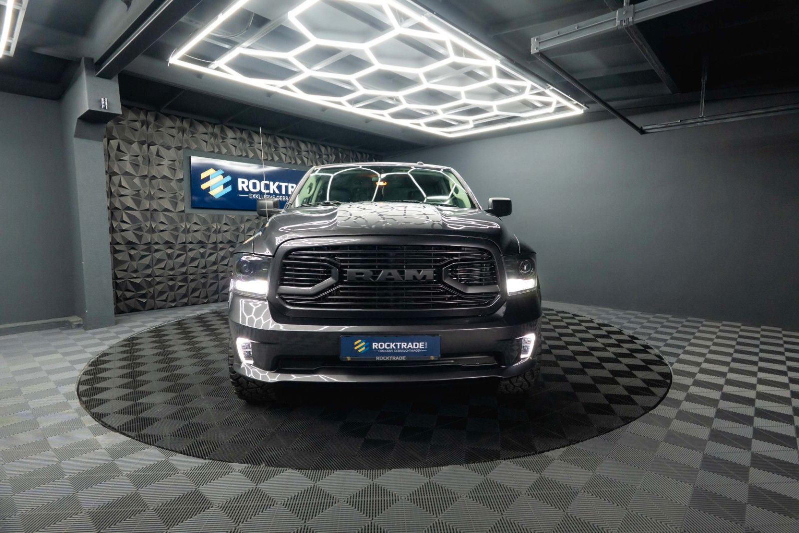 Fahrzeugabbildung Dodge RAM 5.7 V8 HEMI 4x4 OFFROAD Night-Paket *LED*19%