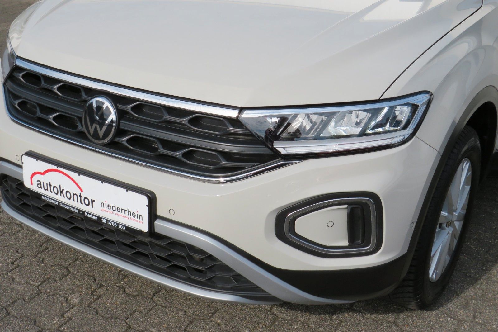 Fahrzeugabbildung Volkswagen T-Roc Life DSG AHK NAVI SITZH. APP-CON. LED 1Hd