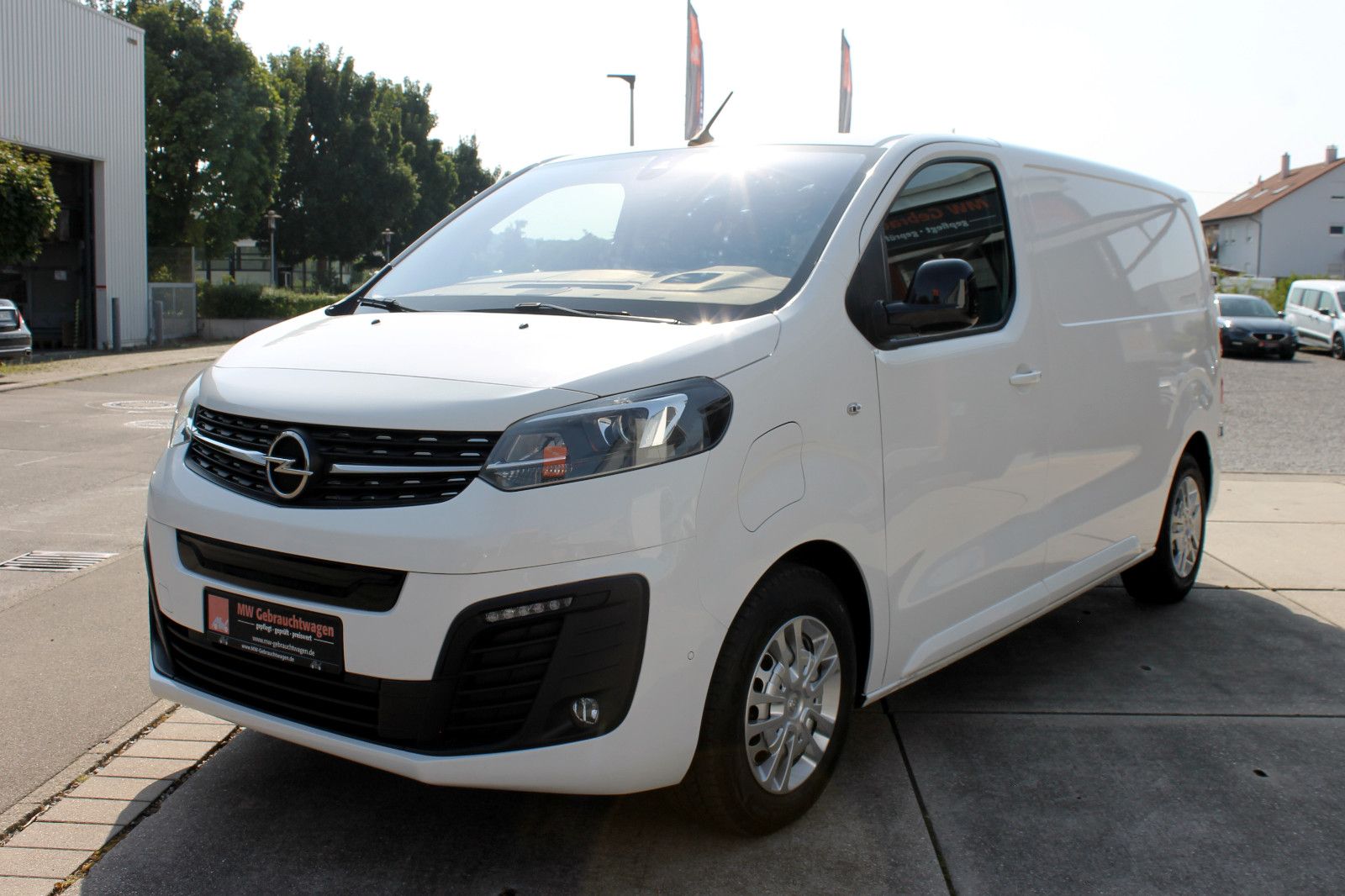 Fahrzeugabbildung Opel Vivaro-e Kasten M 75kWh Elegance 360° PDC TEMP