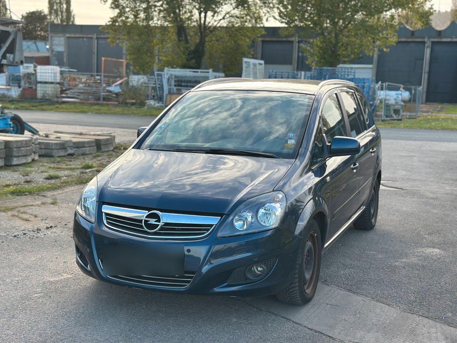 Opel Zafira 2011 — rear view