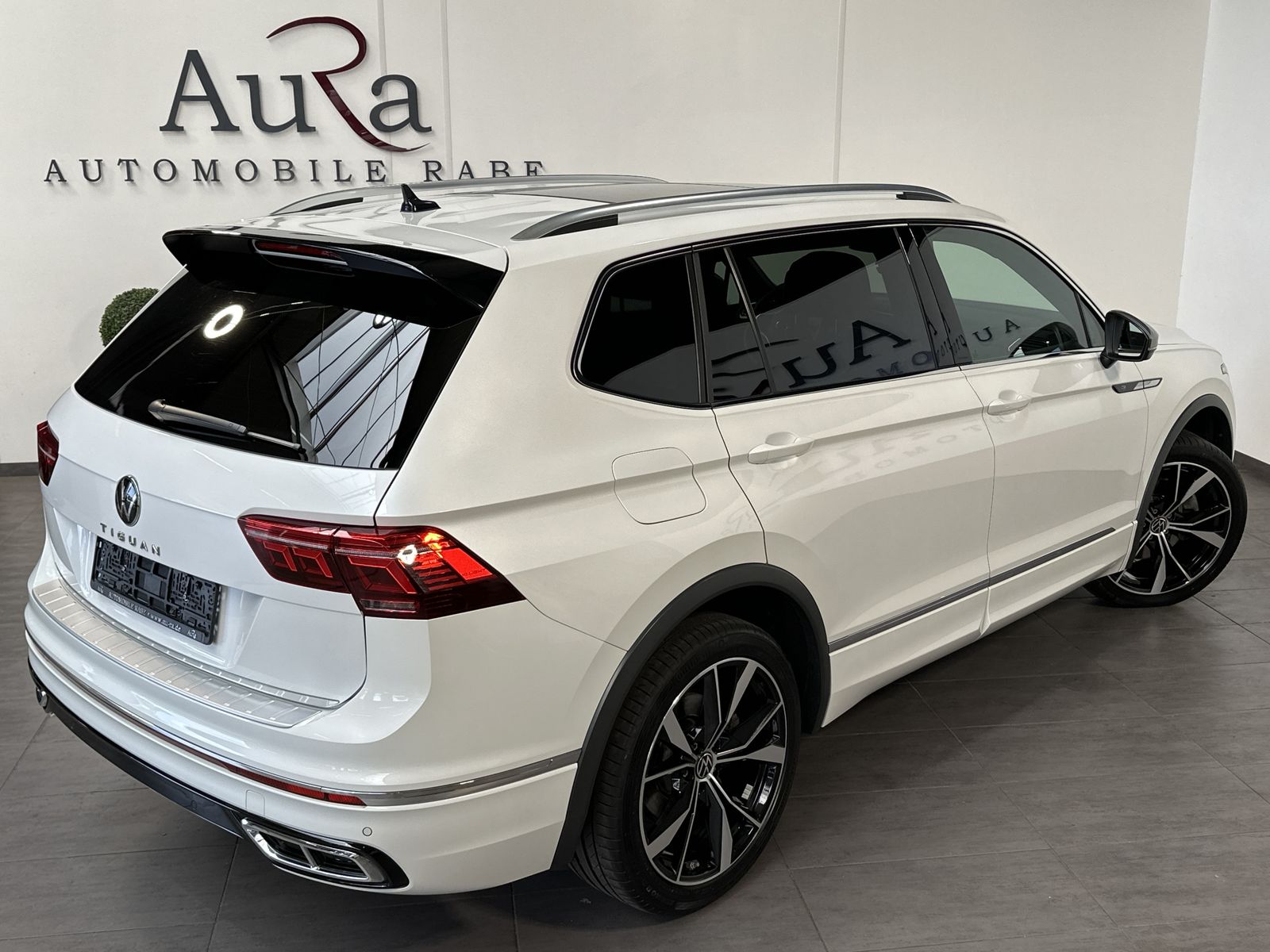 Fahrzeugabbildung Volkswagen Tiguan Allspace 2.0 TSI R-Line NAV+LED+AHK+PANO