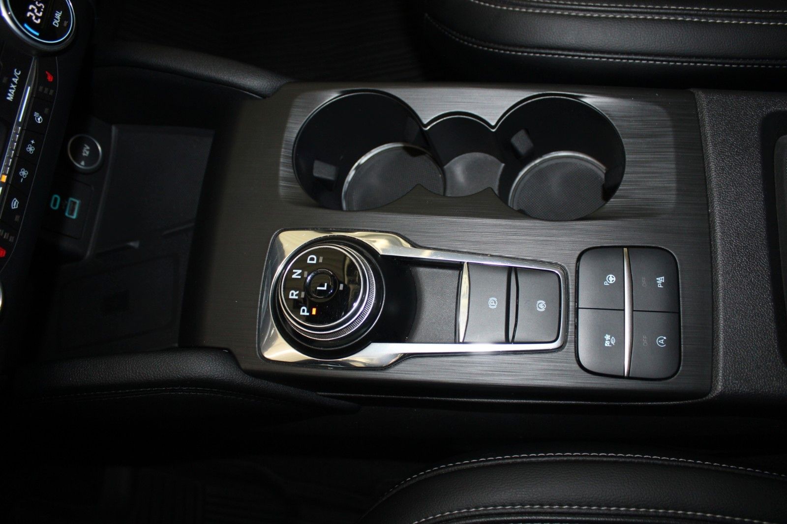 Fahrzeugabbildung Ford Kuga Titanium X Automatik LED Pano STDHZ WinterP