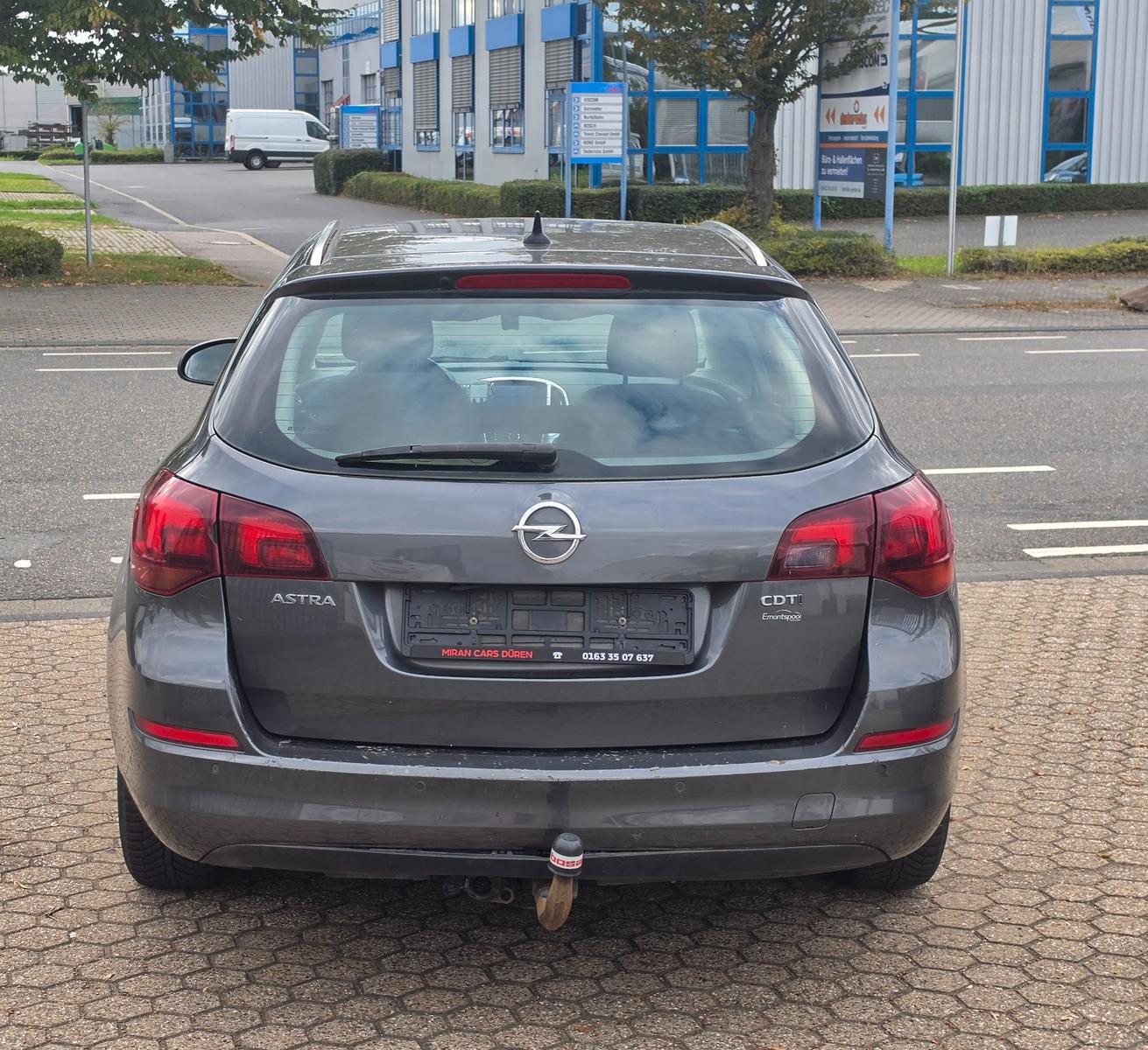 Opel Astra 2011 — photo 7