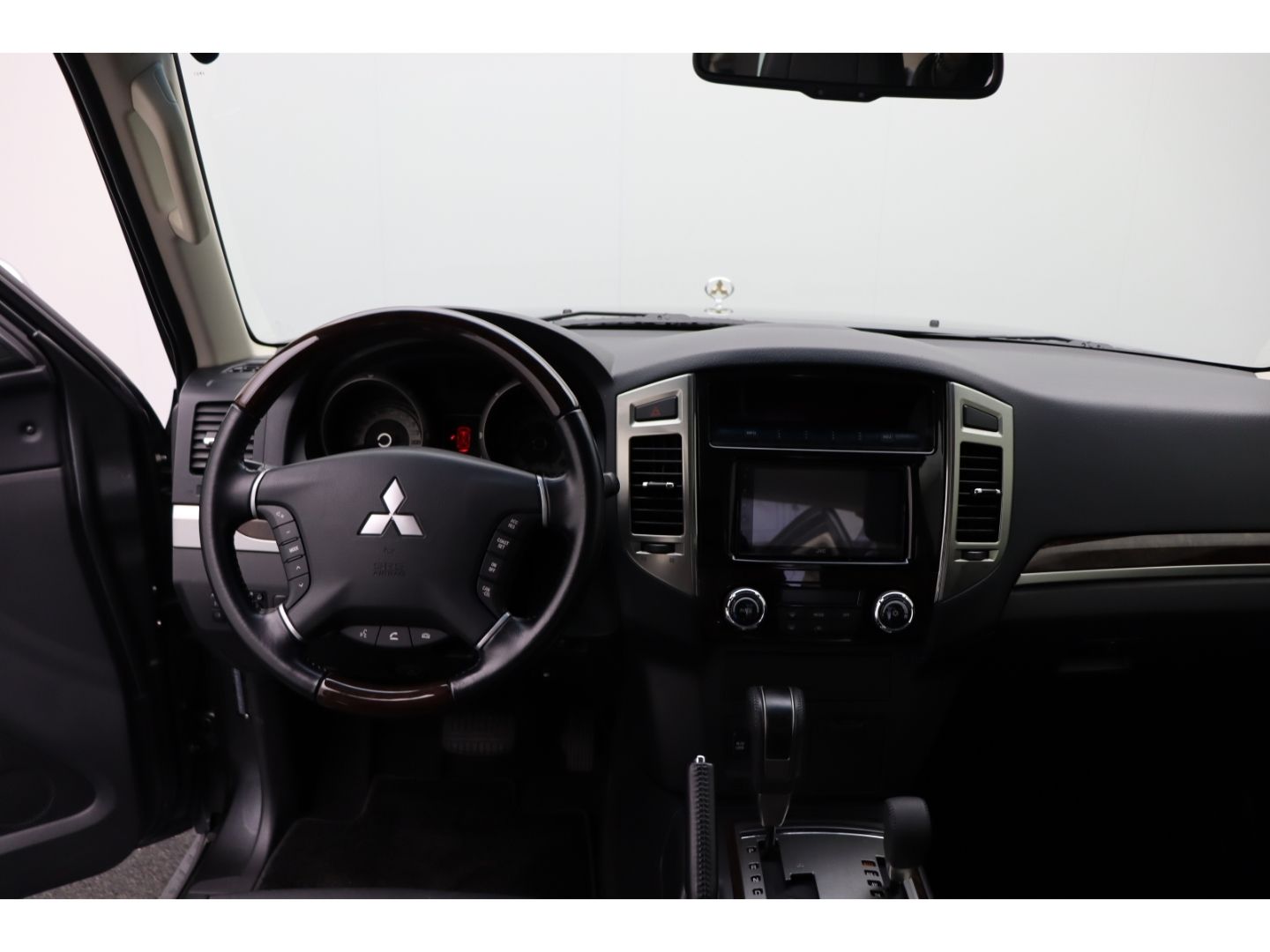 Fahrzeugabbildung Mitsubishi Pajero GLS 3,8L 4WD AHK, AppleCP, Pano, Schiebed