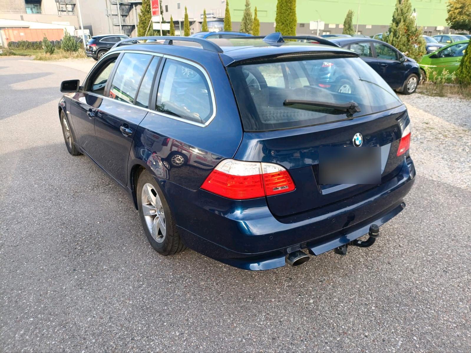 BMW 520 2009 — rear view