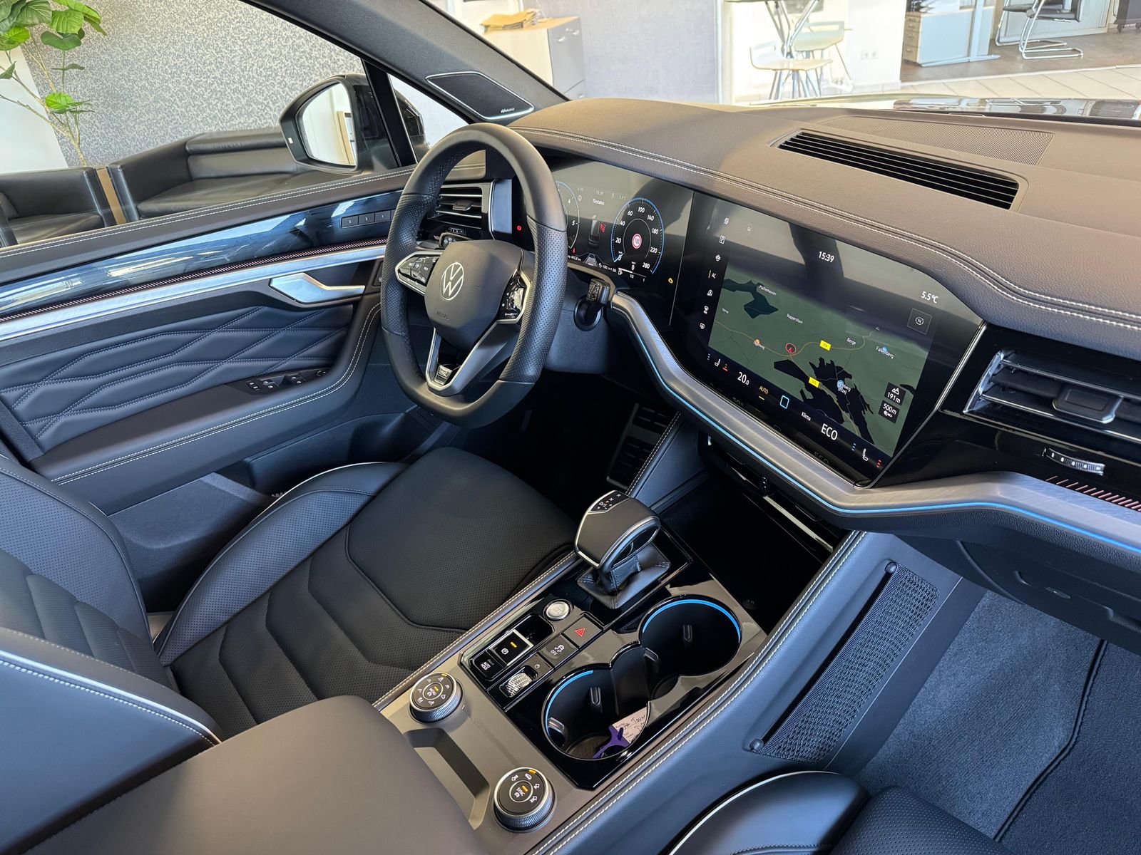 VW Touareg 3.0 TDI 4M R-Line Komfort-Paket UPE 111T - Image 11