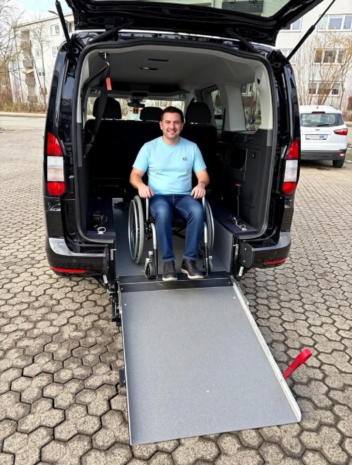 Ford Tourneo Connect mit Rollstuhlrampe und Heckaus.