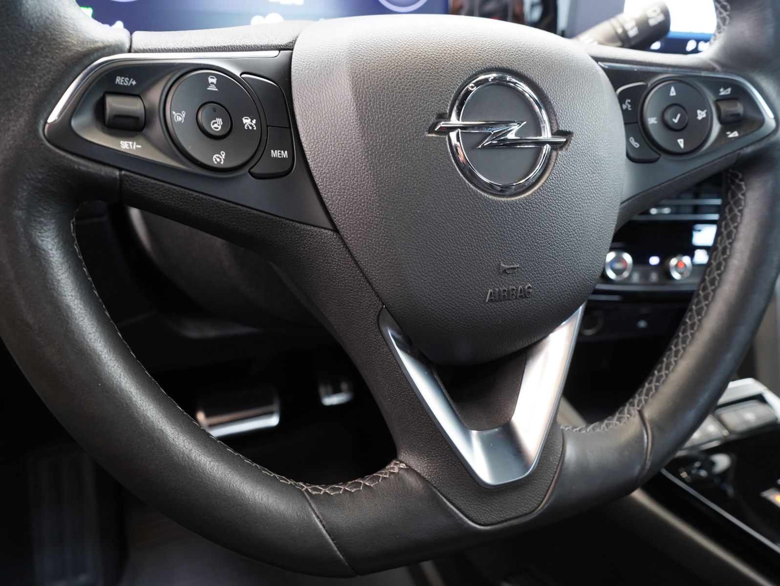 Fahrzeugabbildung Opel Mokka-e Ultimate INTELLILUX/ACC/WÄRMEPUMPE/SOH