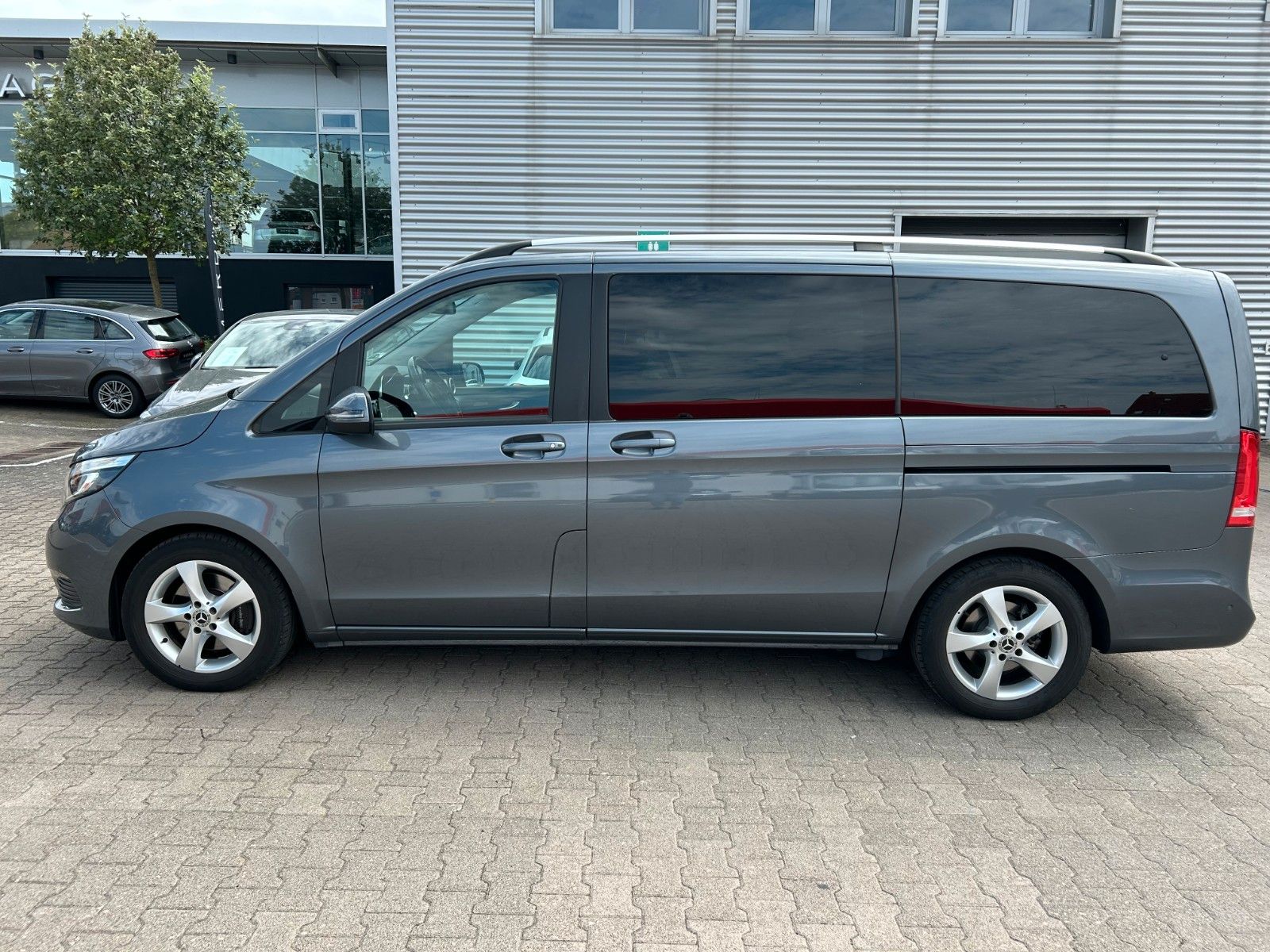 MERCEDES-BENZ V 250