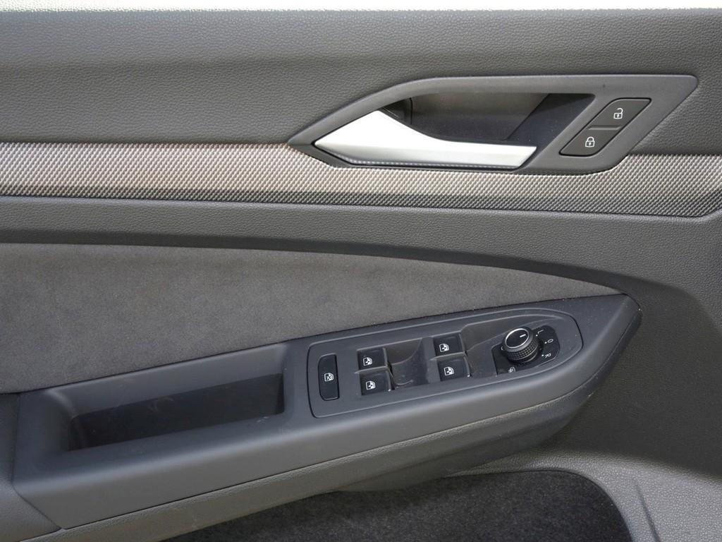 Volkswagen Golf VIII Lim.1.5 eTSI DSG Black Style R-Line, миниатюра 16