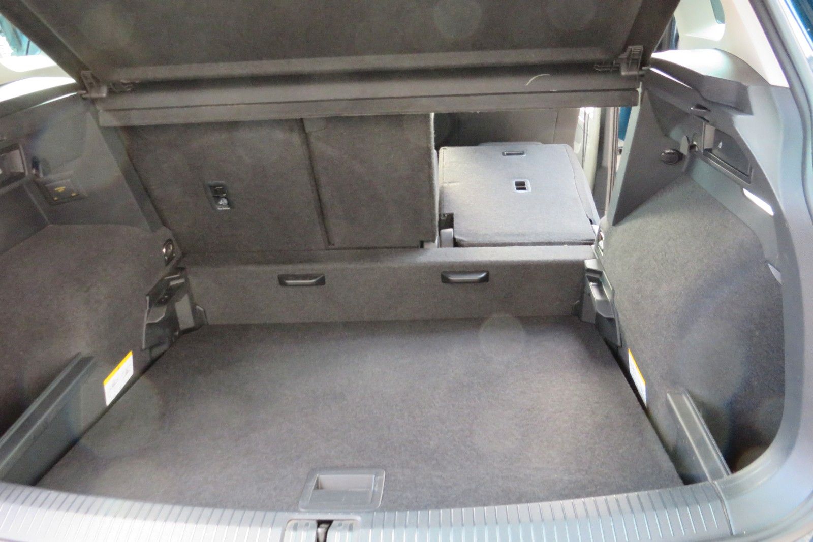 Fahrzeugabbildung Volkswagen Tiguan Life DSG AHK KAMERA ACC PDC SITZH. NAVI 1