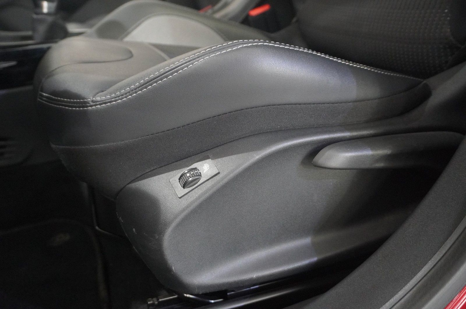 Fahrzeugabbildung Peugeot 2008 1.5D ALLURE NAVI/LED/KAMERA/SHZ/PANO./SPORT