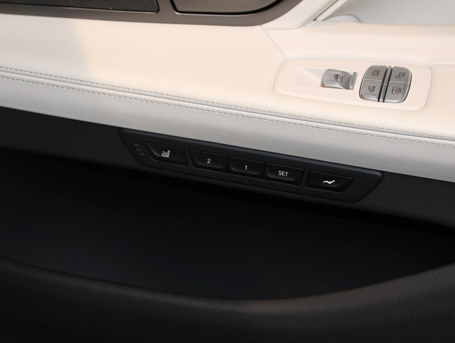 Fahrzeugabbildung BMW 750 L i xDrive M Sport Executive*Skylounge*VOLL