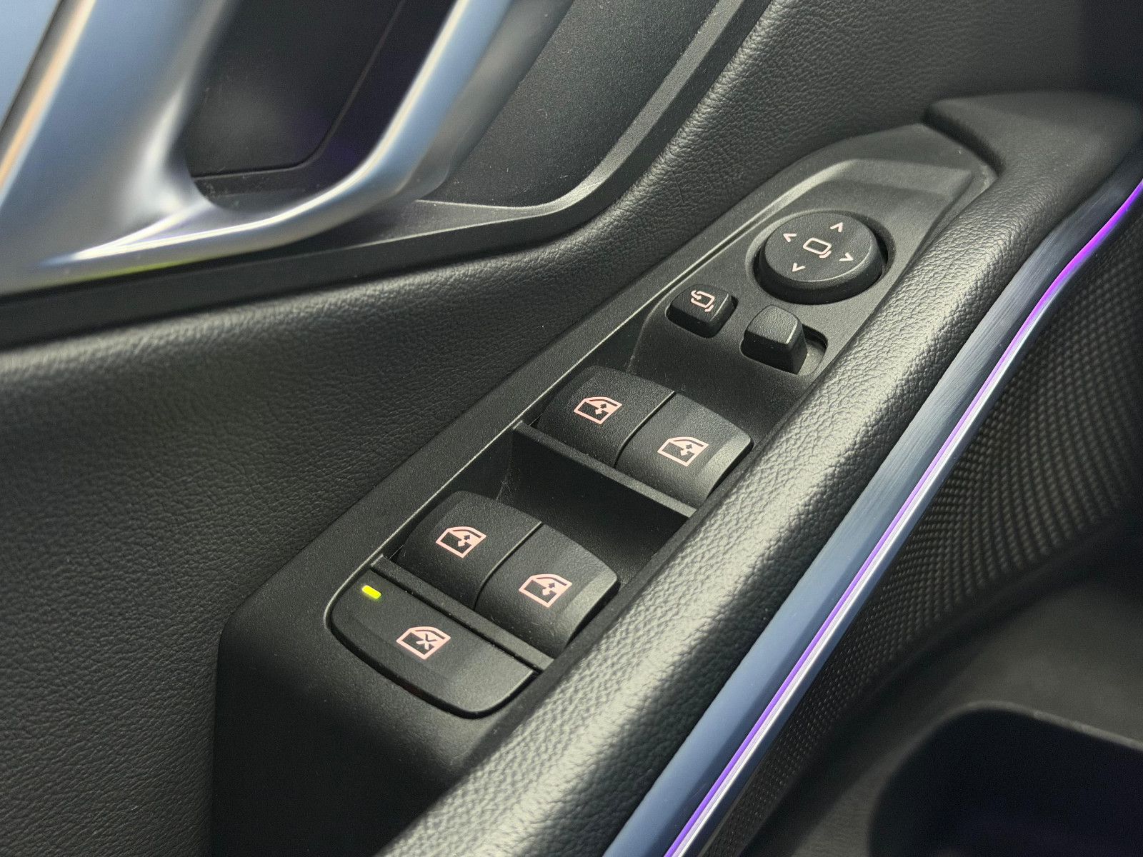 Fahrzeugabbildung BMW 330i xDrive M-SPORT/LIVE COC/HiFi/DEUTSCH