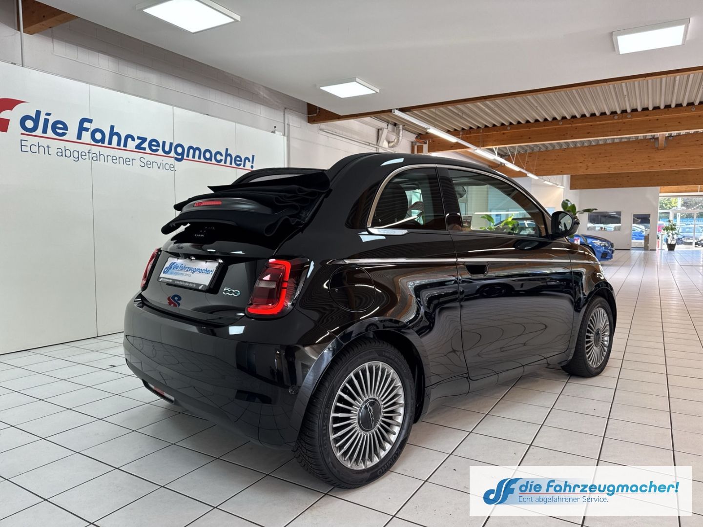 Fahrzeugabbildung Fiat 500 e Navi Soundsystem Apple CarPlay Android Au
