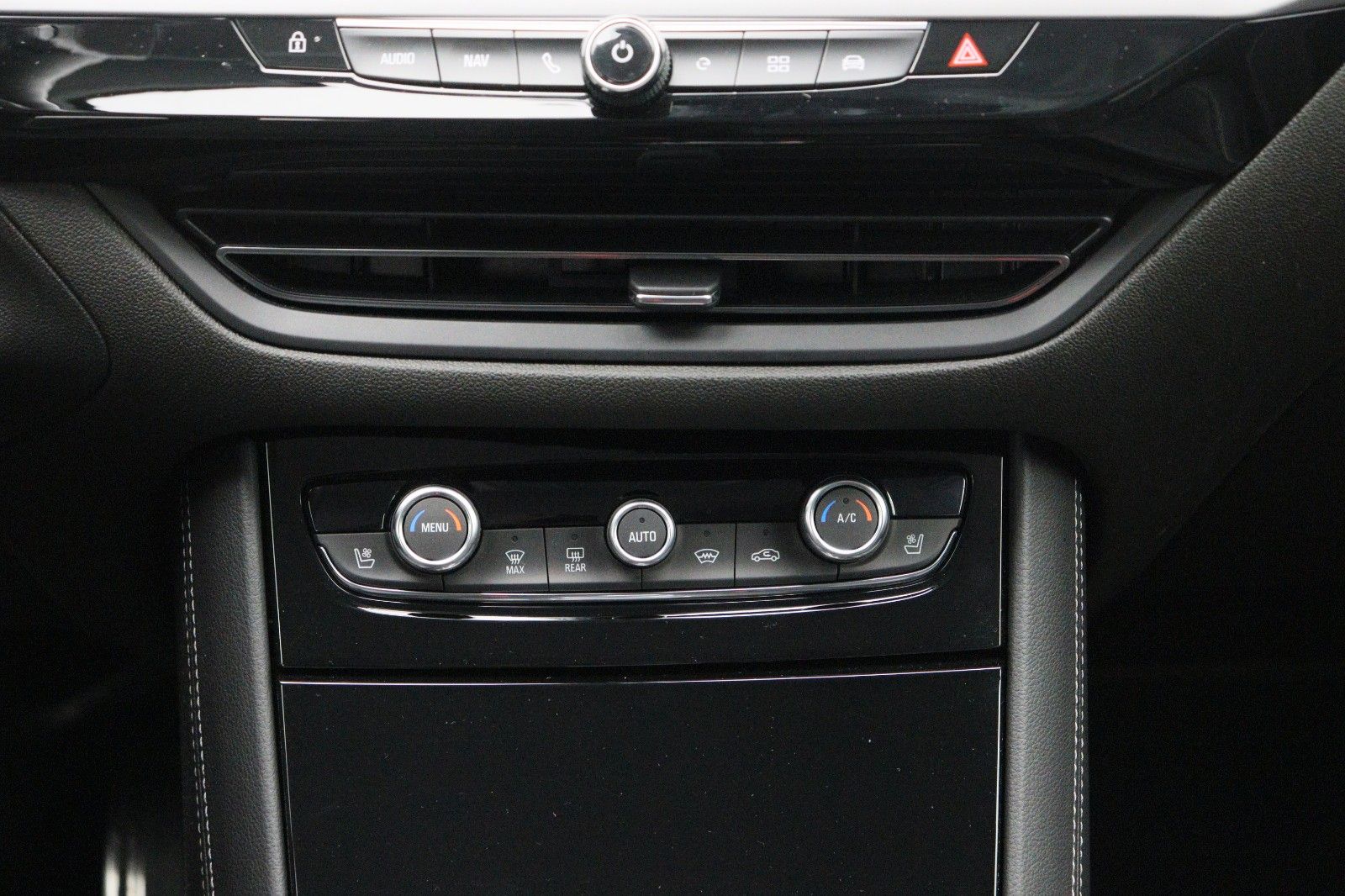 Fahrzeugabbildung Opel Grandland PHEV 1.6 Ultimate AT-8 AWD (300 PS)