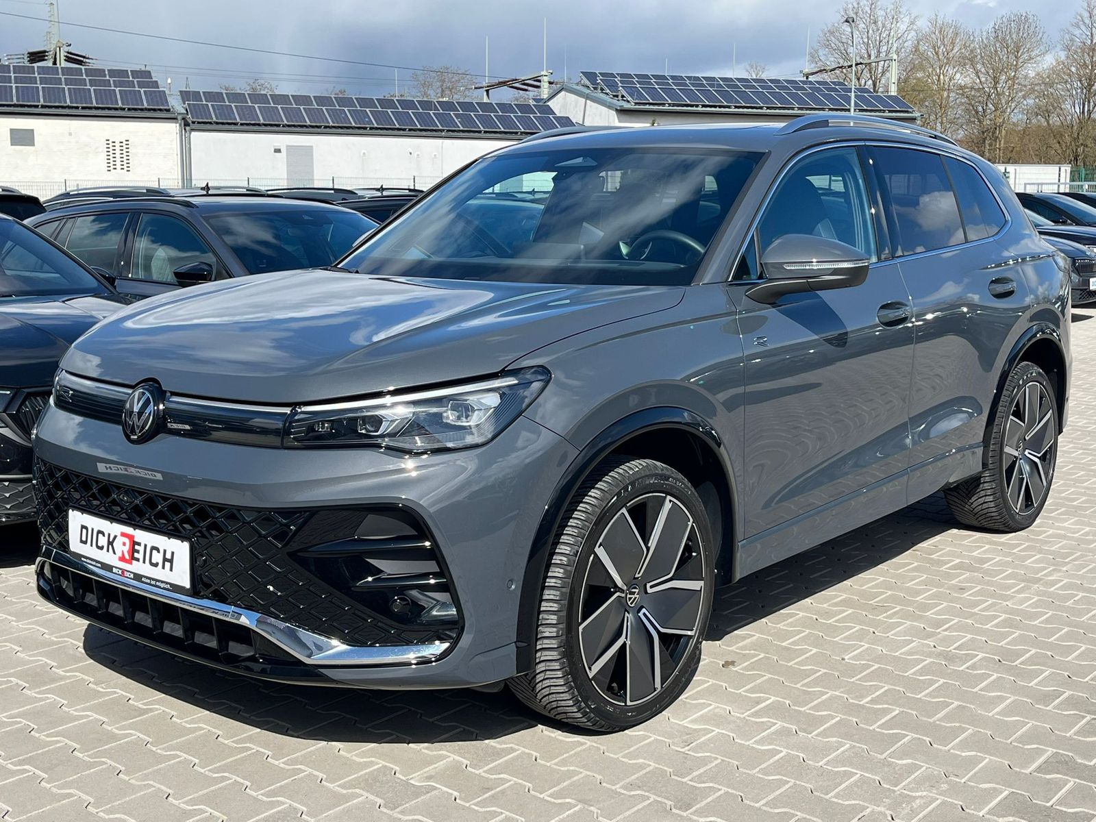 Fahrzeugabbildung Volkswagen Tiguan 2.0 TDI 4M R-Line PANO*H&K*AHK*MATRIX*20"