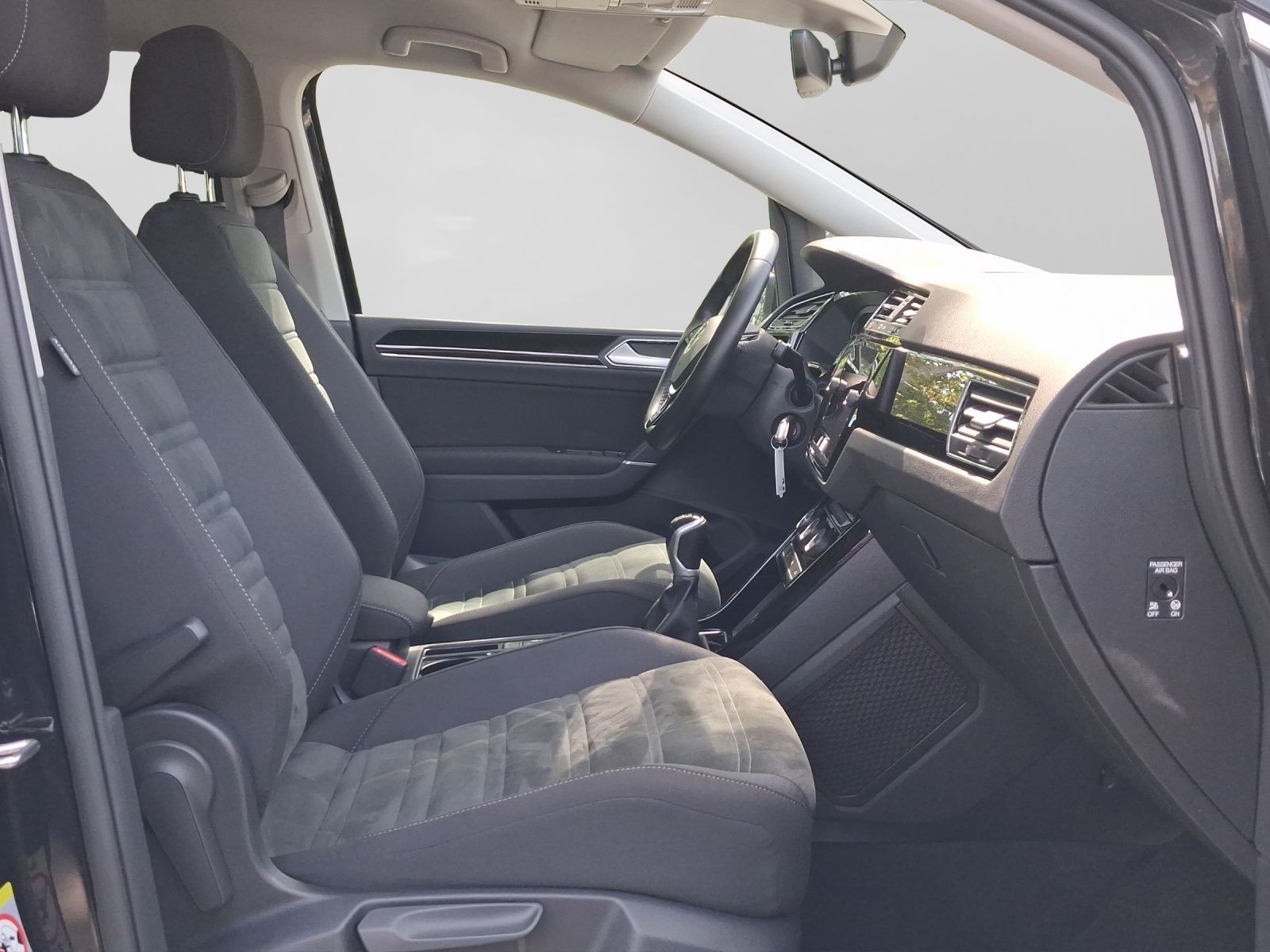 Volkswagen Touran 1.5 TSI R-LINE PDC NAVI STDHZG LM18 foto 4