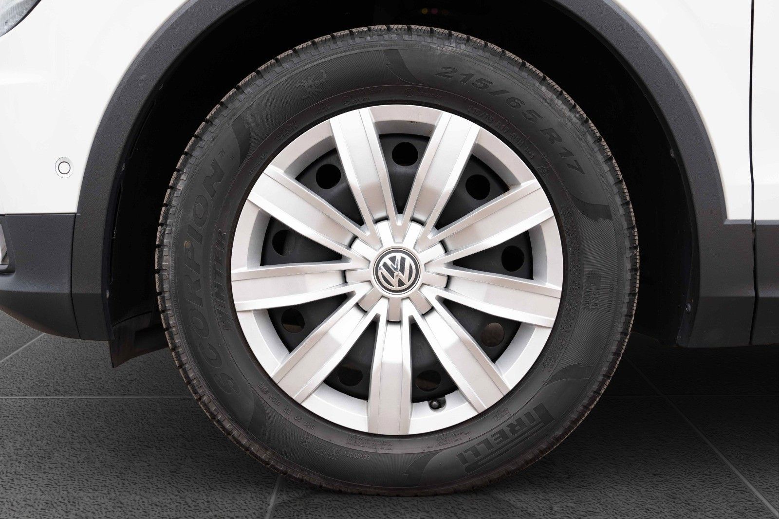 Fahrzeugabbildung Volkswagen TIGUAN 1.5 COMF KAM STHZ ERGO NAVI ACC KEYLESS