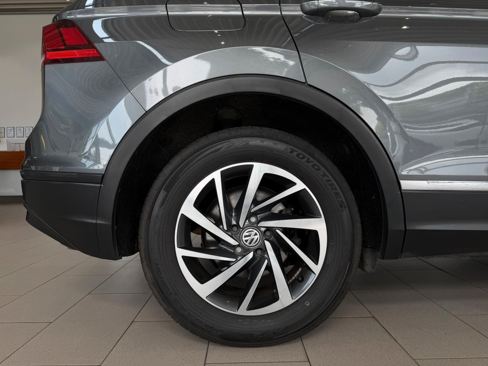 Fahrzeugabbildung Volkswagen Tiguan 2.0TDI Sound SITZHZG ACC NAVI AHK 8xALU