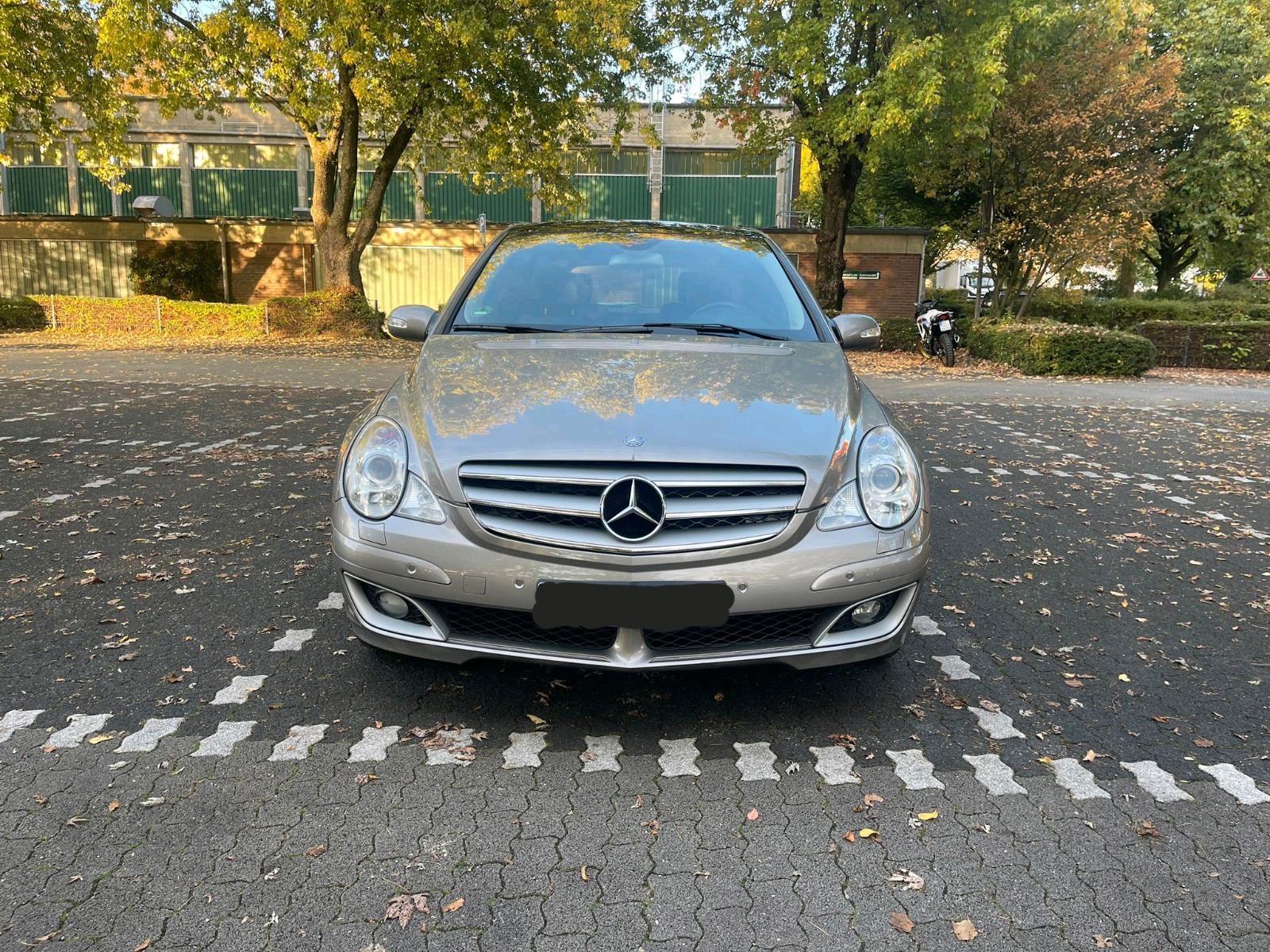 Mercedes-Benz R320 2006 — rear view
