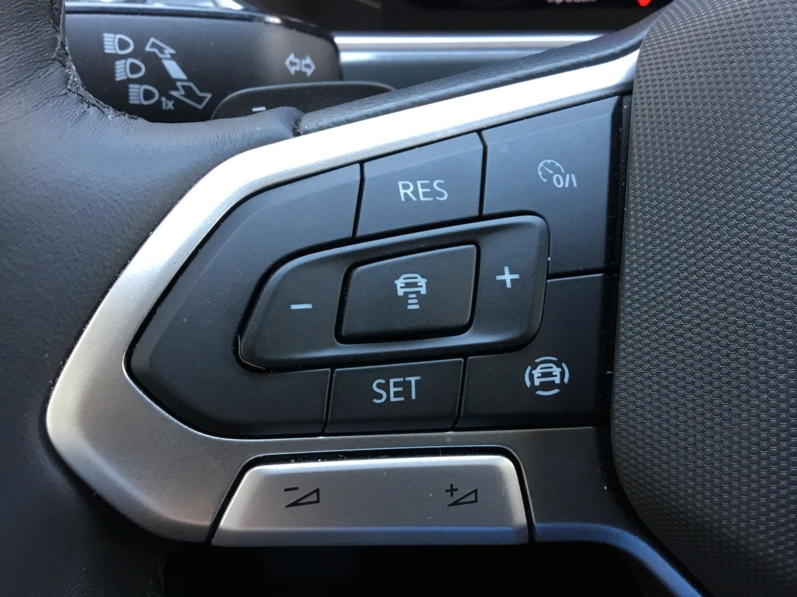 Fahrzeugabbildung Volkswagen T-Roc 1.5 TSI DSG Style+AHK+LED+ACC+17"+Kamera