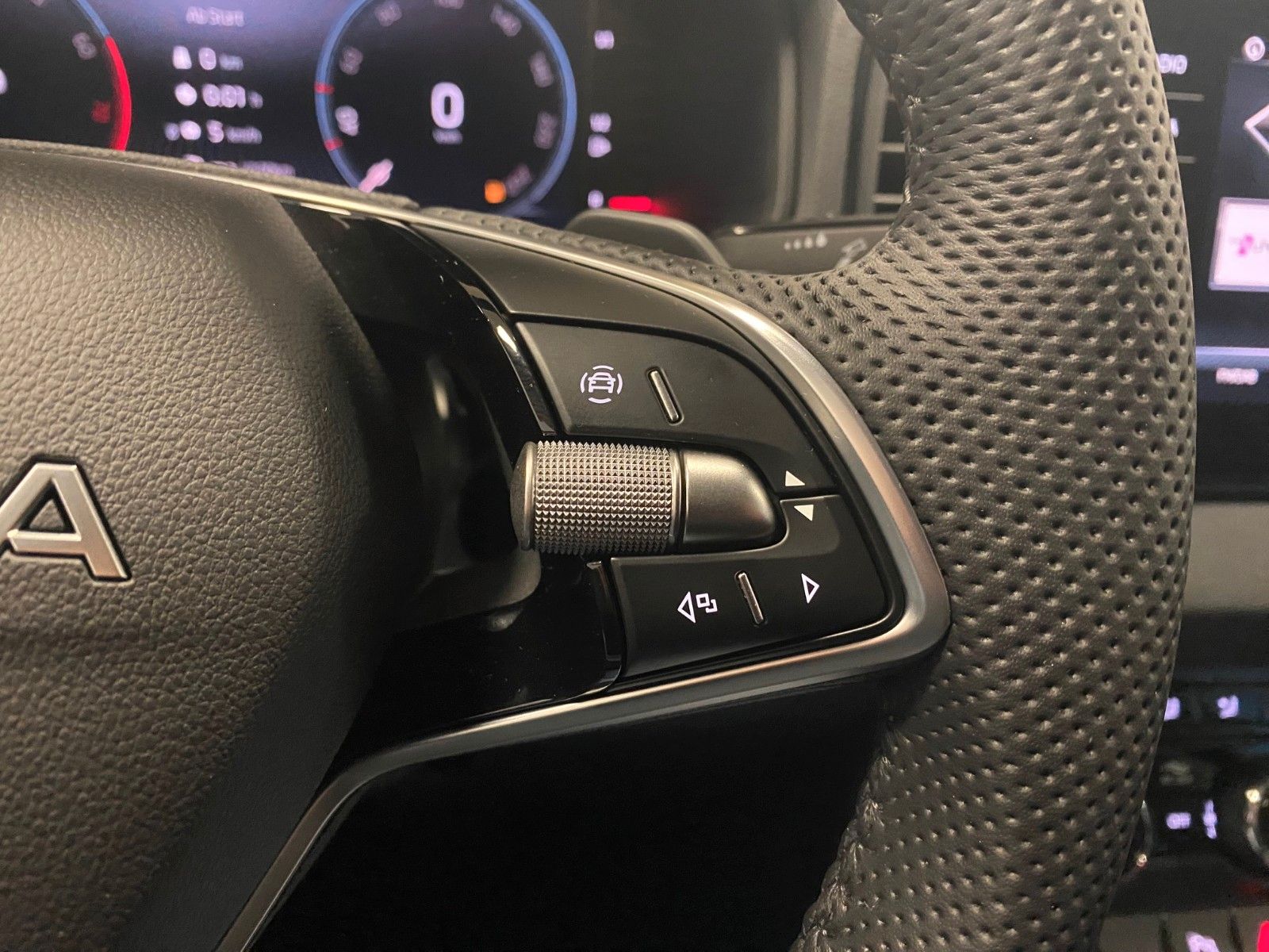 Fahrzeugabbildung SKODA Karoq 1.5 TSI DSG+Garantie 2030 oder 100tKM+NAVI