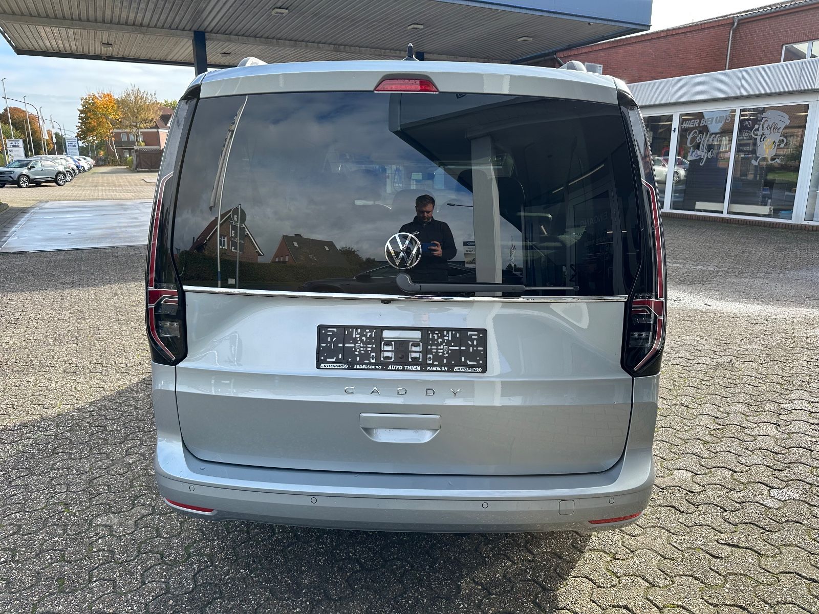 Fahrzeugabbildung Volkswagen Caddy Maxi 1.5 TSI Style DSG Navi/AHK/ACC/LED