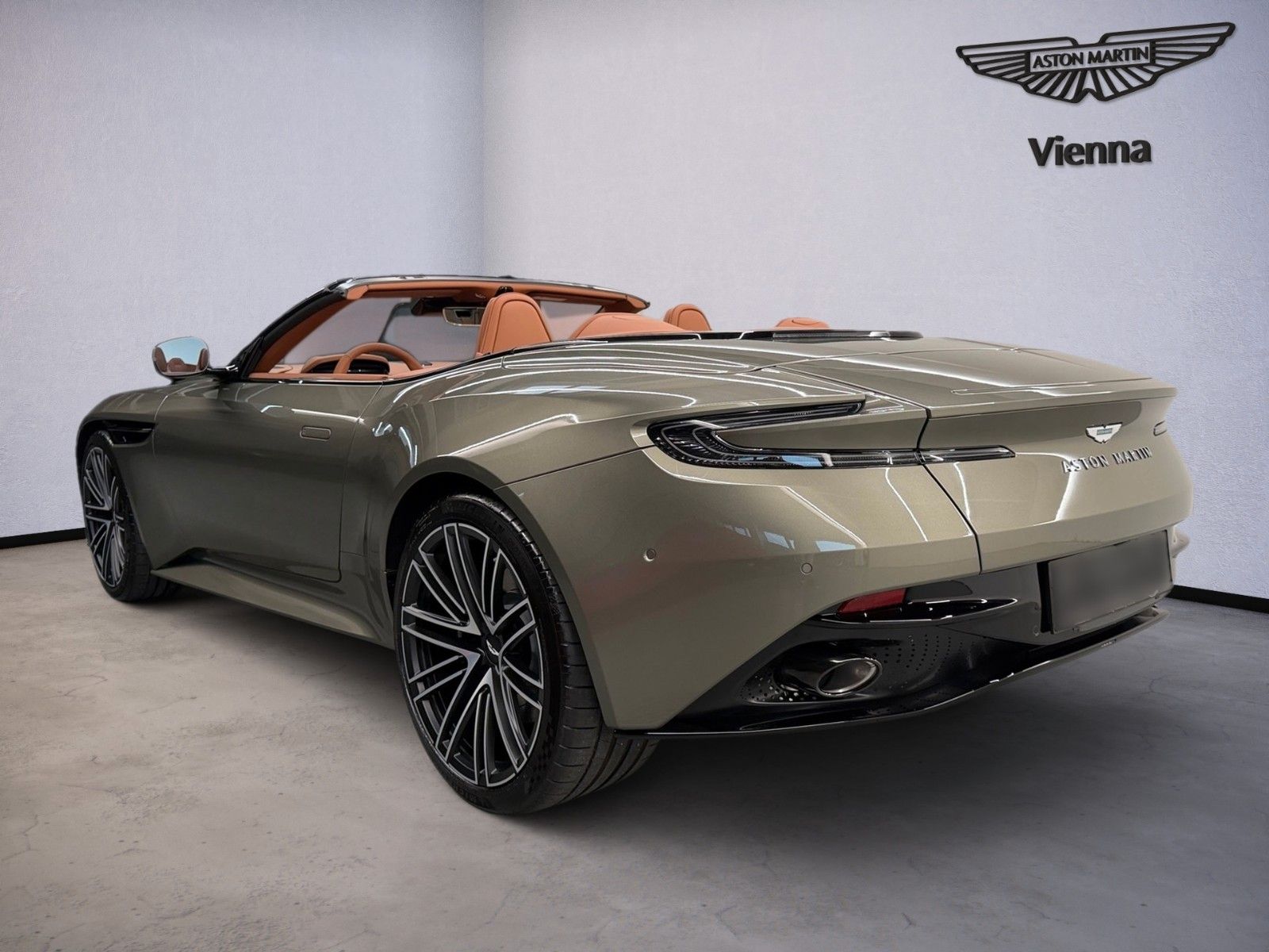 Aston Martin DB12 Volante | Titanium Grey | Black Pack imagem 3